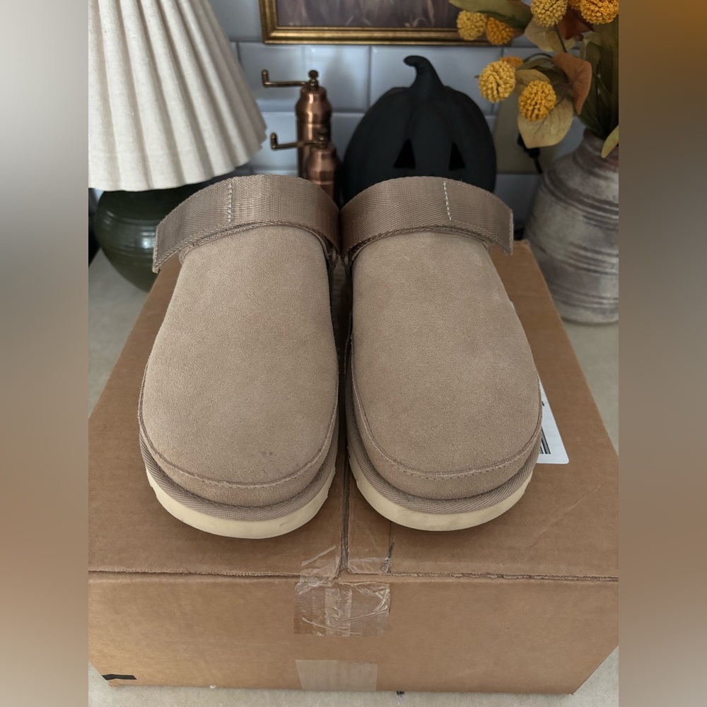 UGG Goldenstar Clogs! - Picture 2 of 8